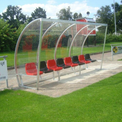 Dugout voetbal model 150 73 Dug-out model DO150 is net als onze andere dugouts leverbaar met kuipzitjes in uw clubkleuren en in lengtes tot 7 meter.